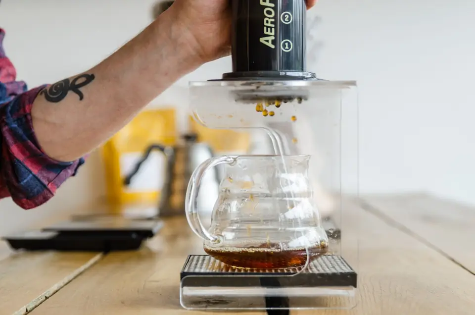 Preparando café en AeroPress